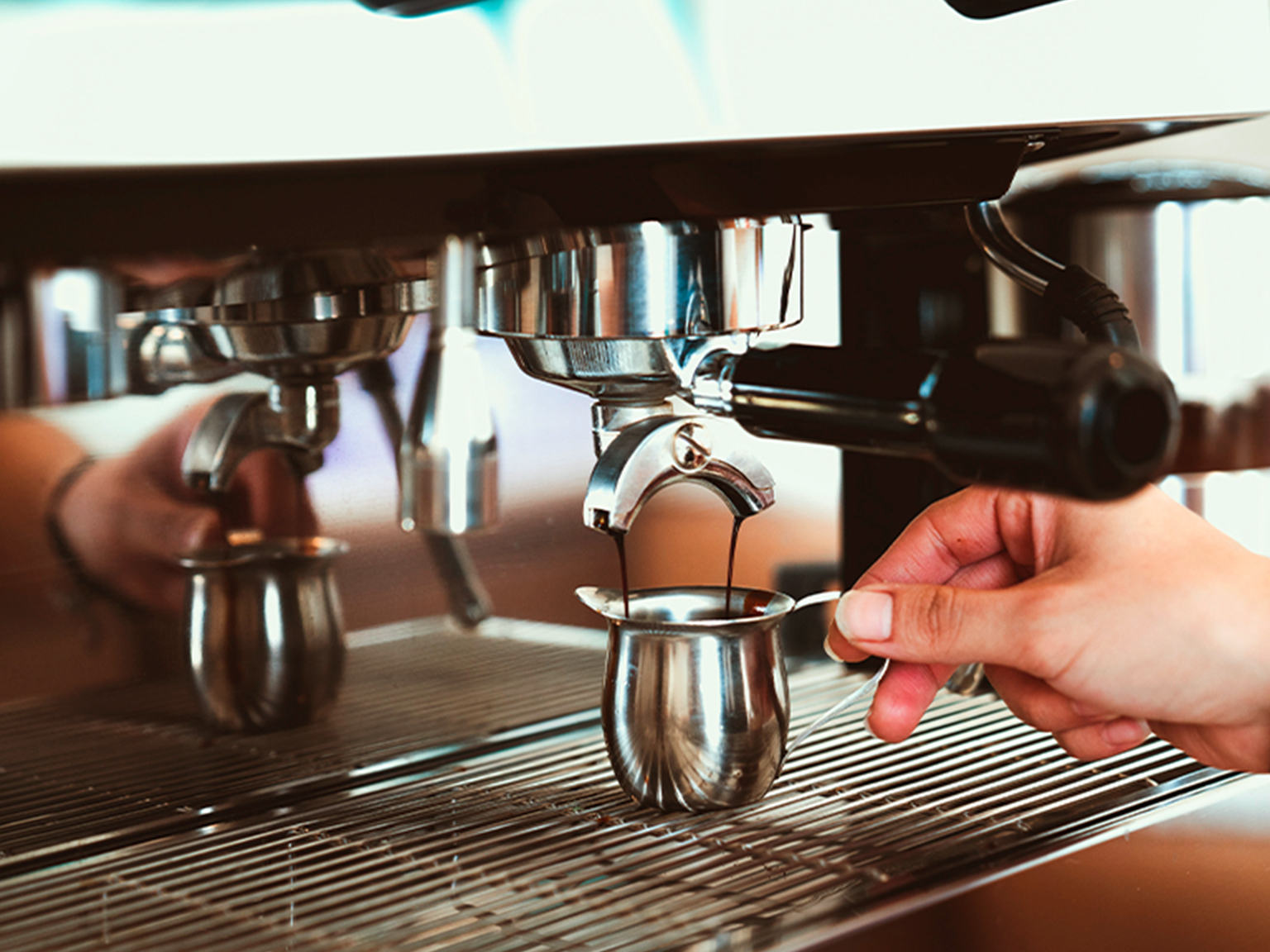 Barista a tirar um café