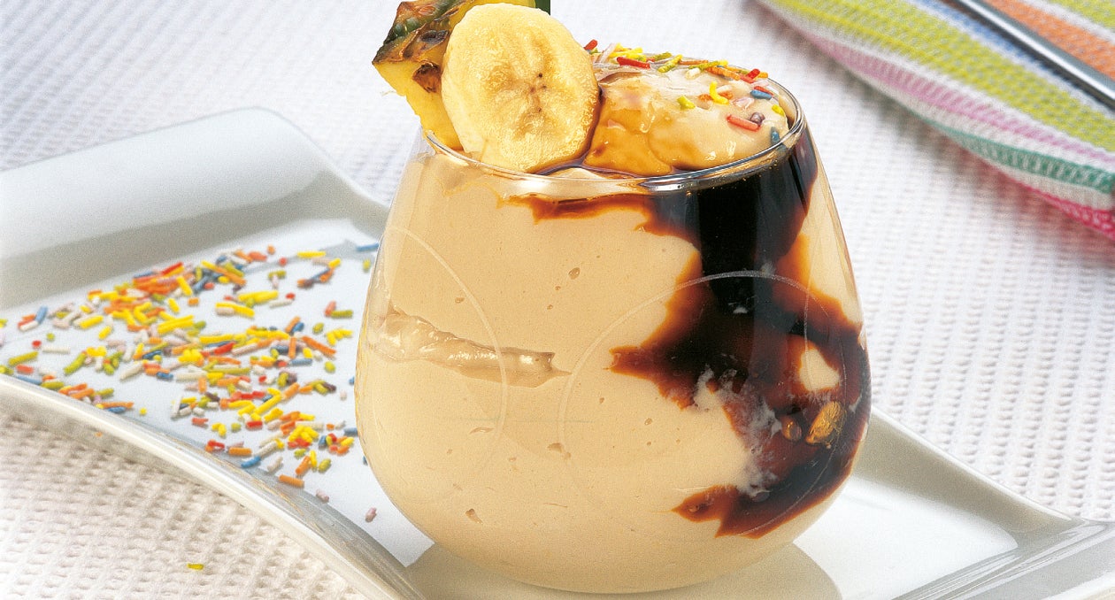 Gelado de banana e ananás com molho de café Sical