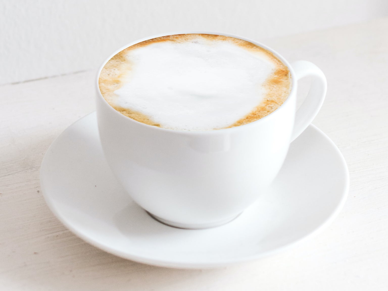 café servido com leite em pó