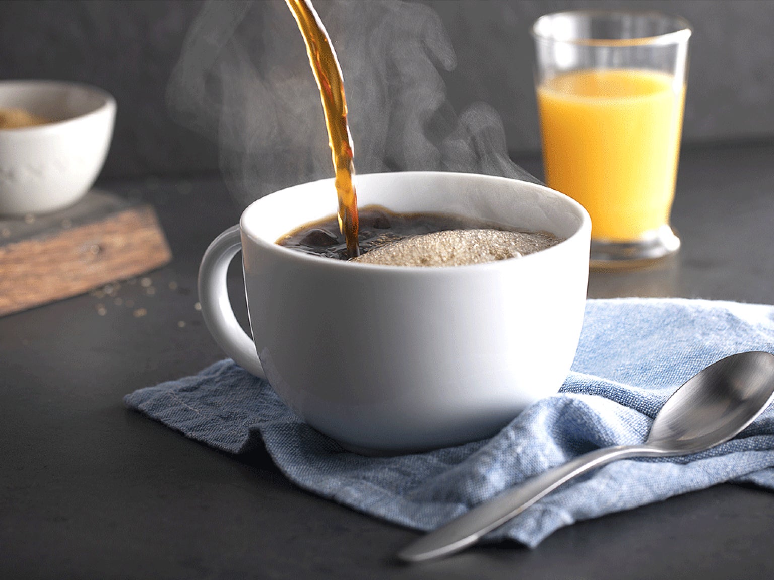 café solúvel a ser servido