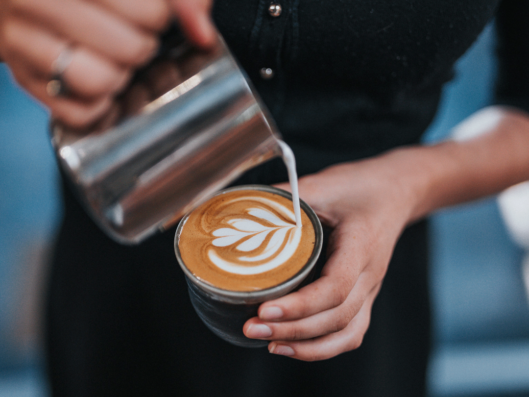 profissional a preparar um café