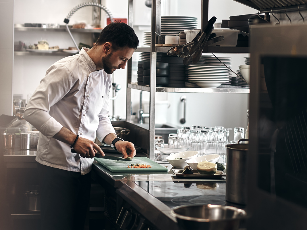 chef a trabalhar com produtos nestlé