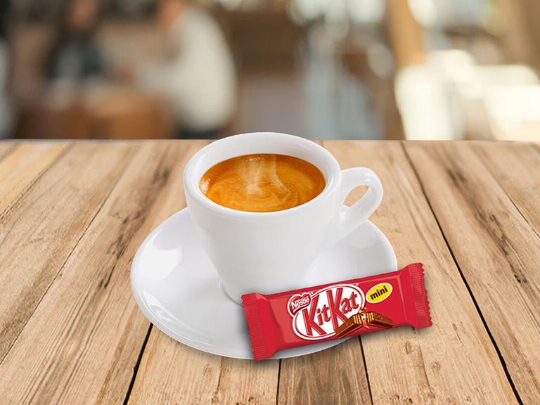 Café expresso com mini chocolate KITKAT® a acompanhar