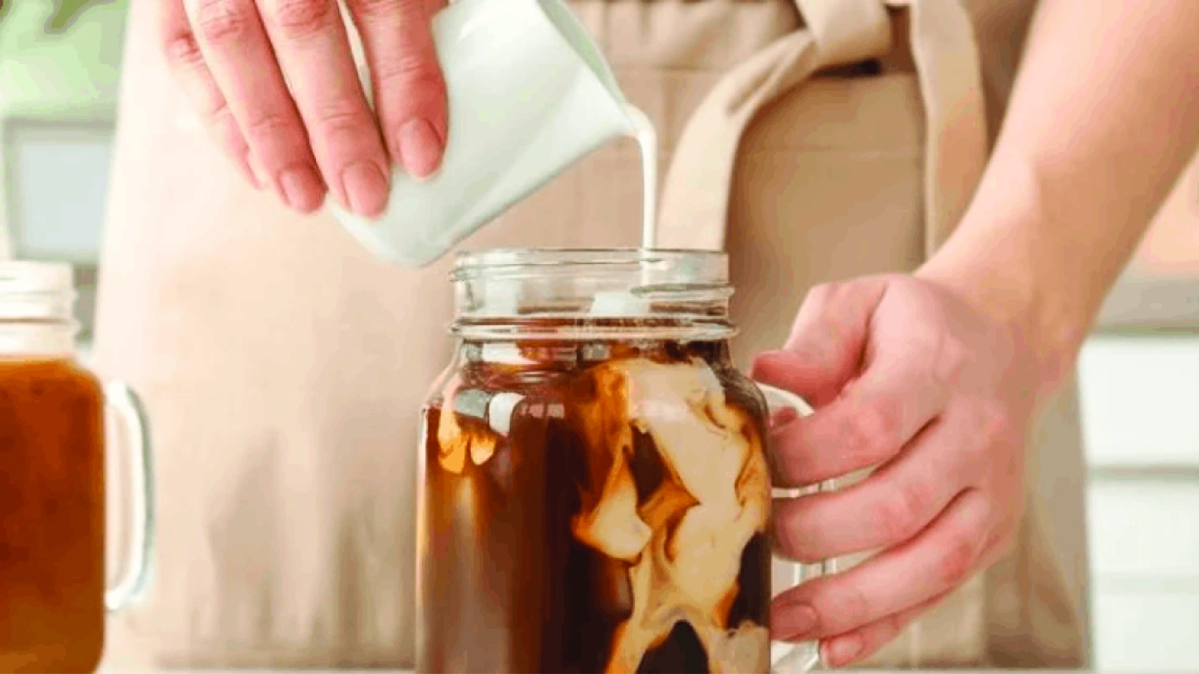 Barista a preparar uma receita de café gelado