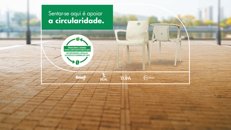 Cadeiras de esplanada NESTLÉ PROFESSIONAL® feitas com plástico reciclado 