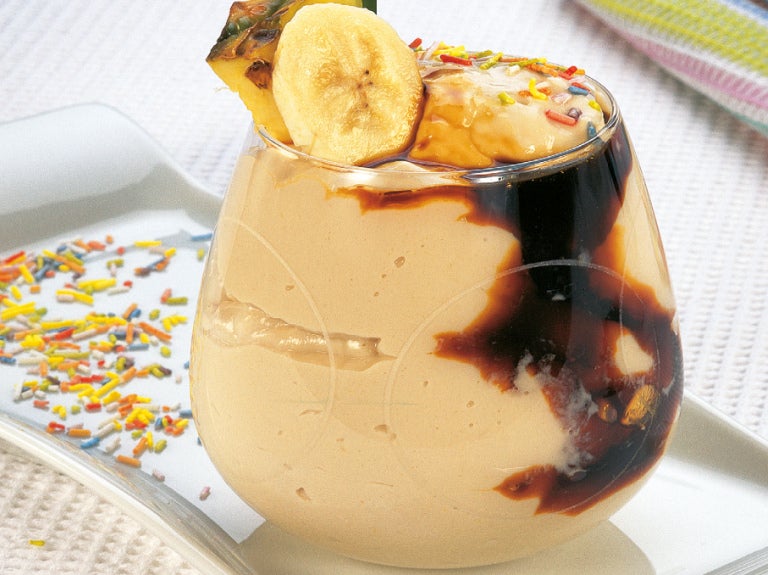 Gelado de banana e ananás com molho de café Sical