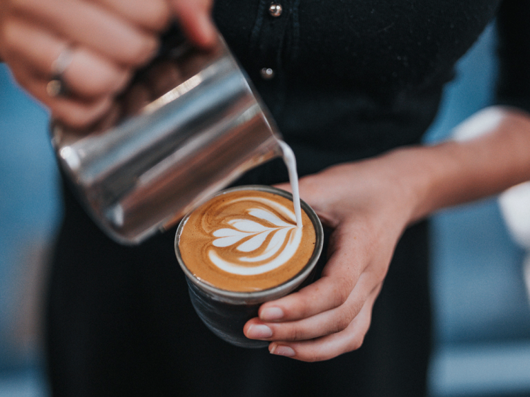 profissional a preparar um café