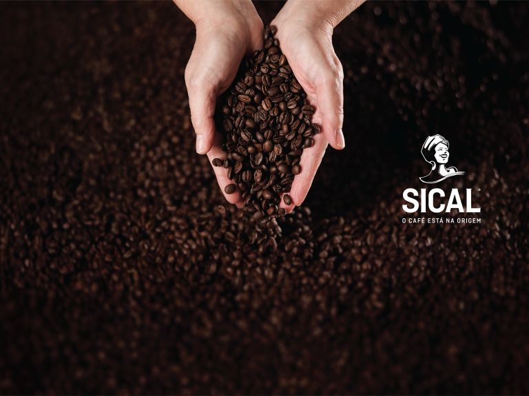 Mãos a segurar em grãos de café e logo SICAL®