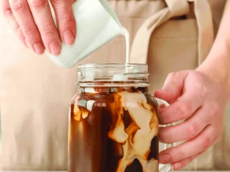 Barista a preparar uma receita de café gelado