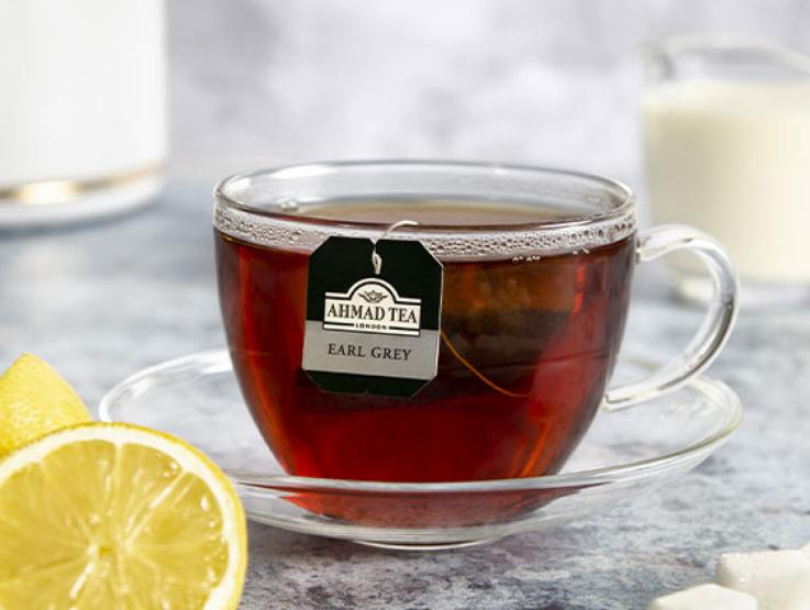 Ahmad Tea servido numa chávena