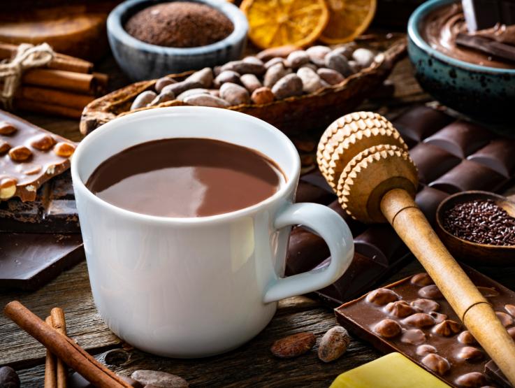 Chocolate quente servido com chantilly