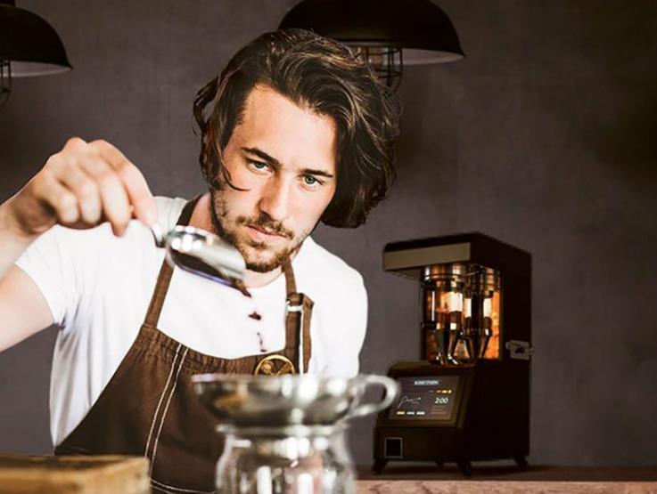 Barista a fazer café Roastelier by Nescafé