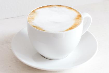 café servido com leite em pó