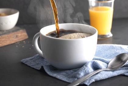 café solúvel a ser servido