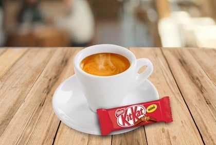 Café expresso com mini chocolate KITKAT® a acompanhar