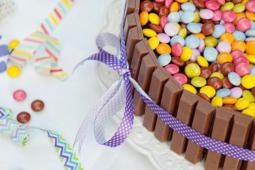 Bolo KitKat e Smarties