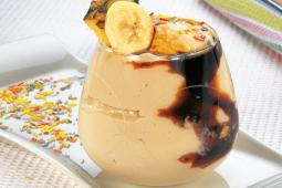 Gelado de banana e ananás com molho de café Sical