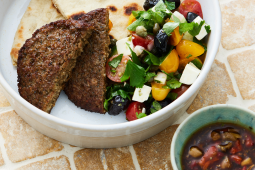 receita de burger deluxe com salada grega garden gourmet