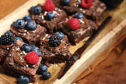 Brownie feito com Chocolate NESTLÉ® Sobremesas e frutos vermelhos