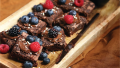 Brownie feito com Chocolate NESTLÉ® Sobremesas e frutos vermelhos