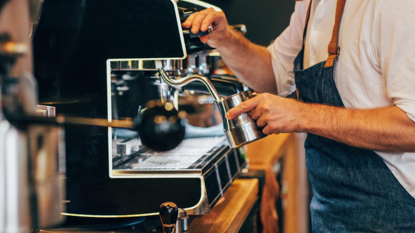 Homem a preparar café